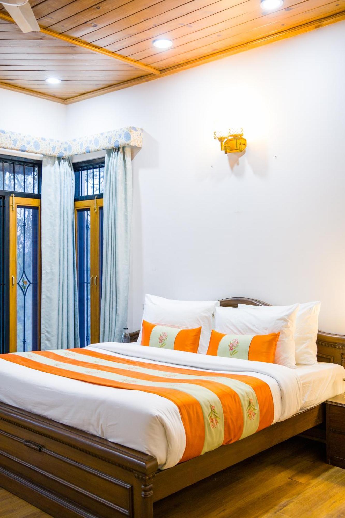Alaya Stays Mehar Villa - 3 Bhk With Garden & Scenic Views Kasauli Bagian luar foto