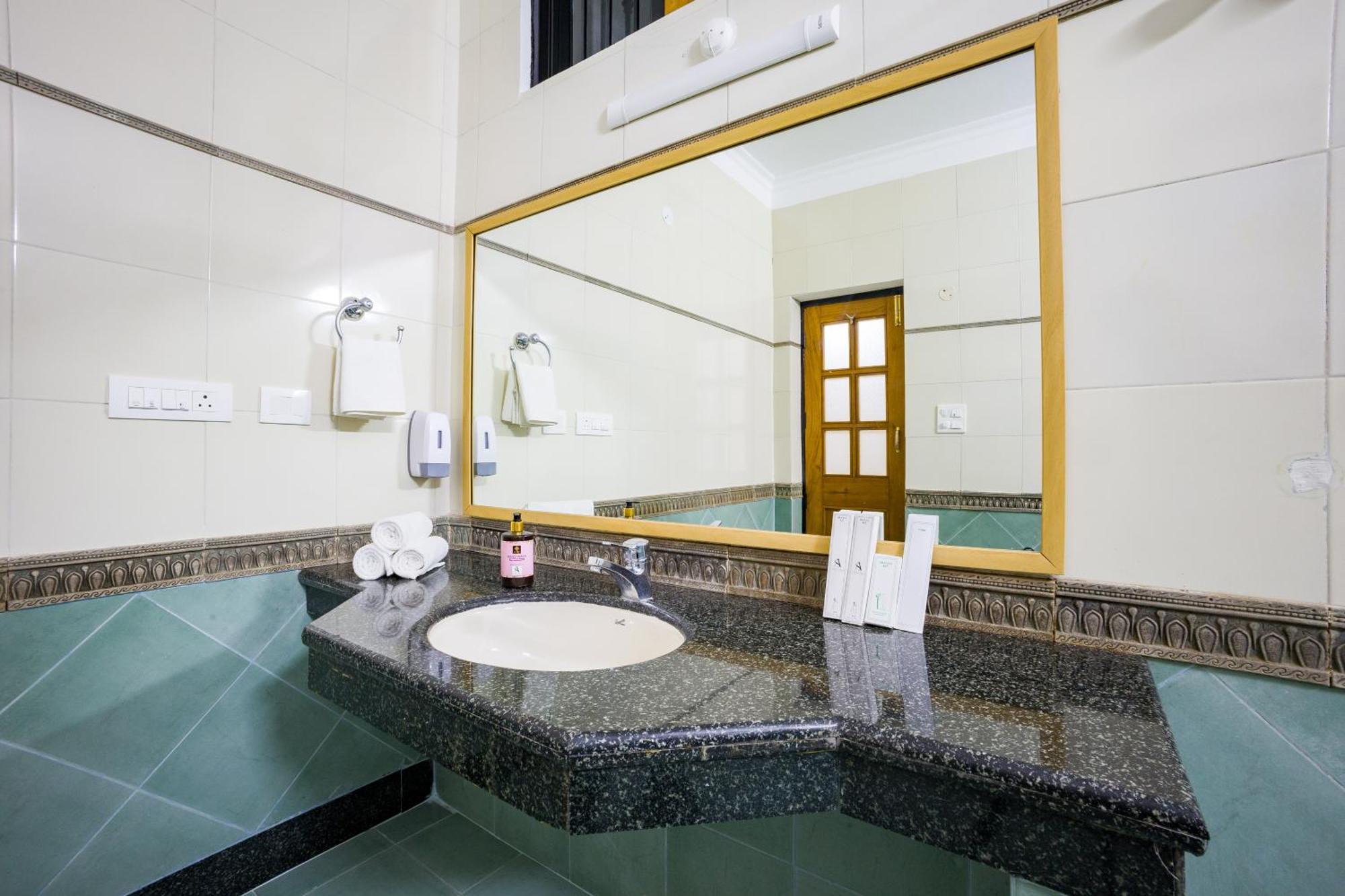 Alaya Stays Mehar Villa - 3 Bhk With Garden & Scenic Views Kasauli Bagian luar foto