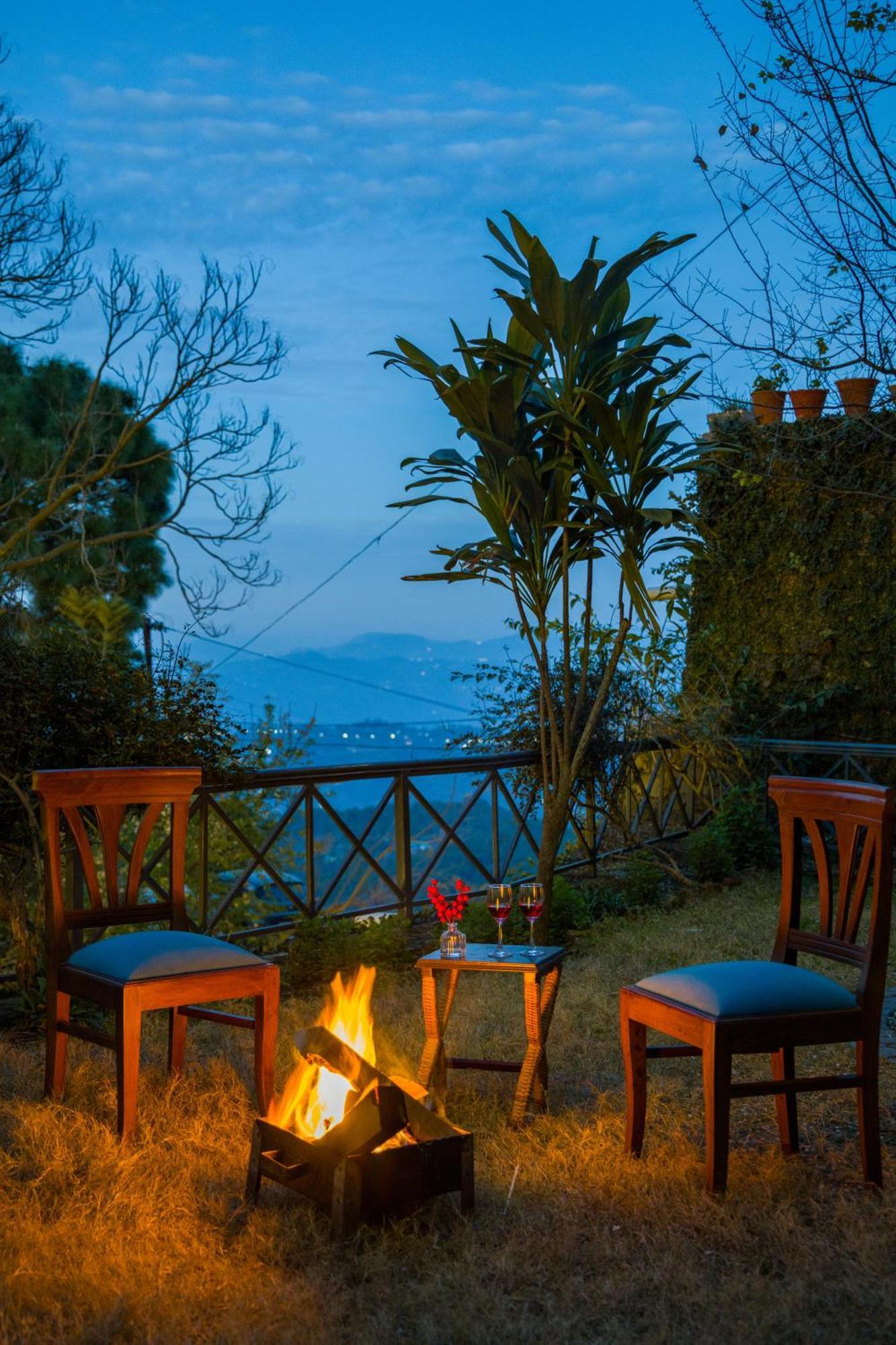 Alaya Stays Mehar Villa - 3 Bhk With Garden & Scenic Views Kasauli Bagian luar foto
